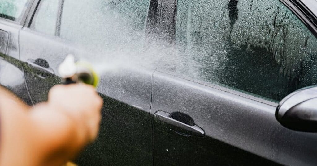 franquia de lava jato pessoal lavando o carro
