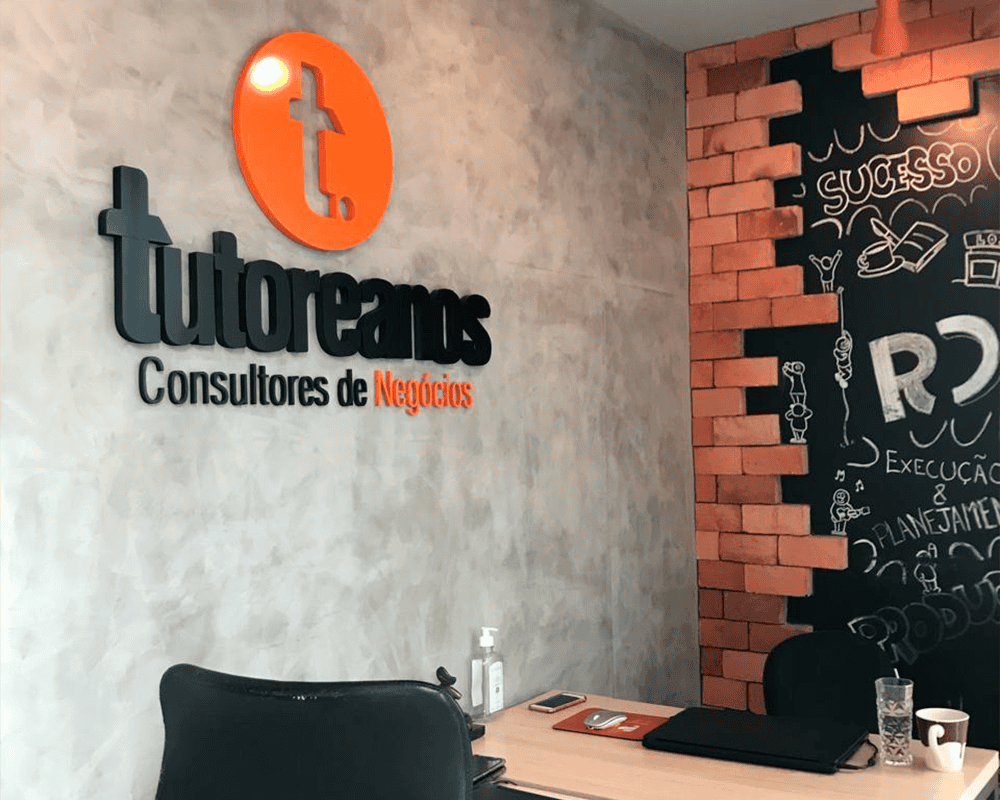 As 128 melhores franquias baratas em 2026 - veja a lista Área interna de uma franquia Tutoreanos.