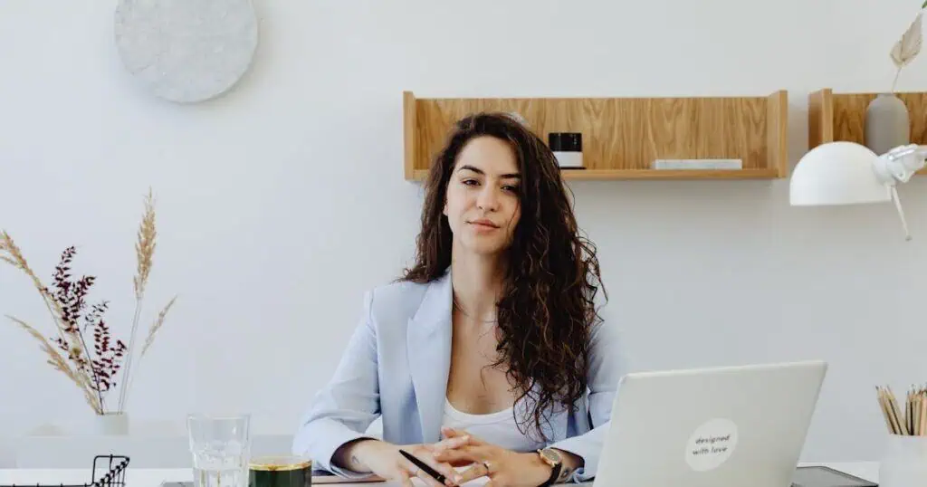 As maiores franquias do mundo: conheça 9 marcas de sucesso maiores franquias do mundo pessoa em home office