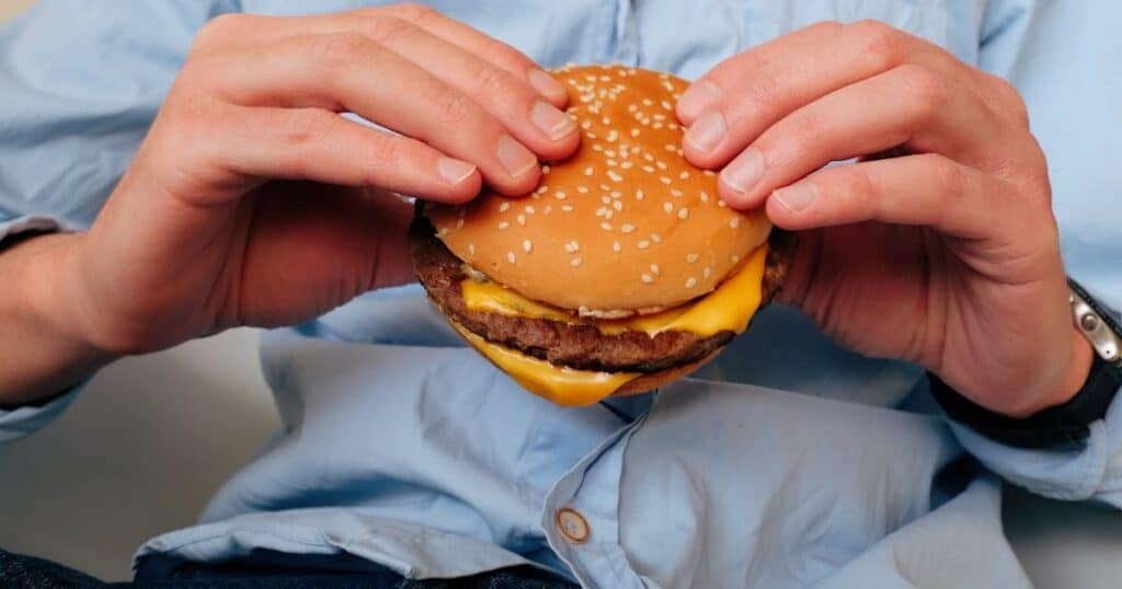 Nham, Nham: conheça 24 franquias de fast food para investir e lucrar franquias de fast food homem segurando burger