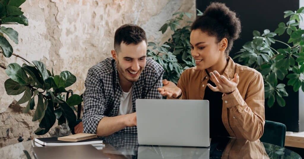 o que é ser empreendedor homem e mulher conversando