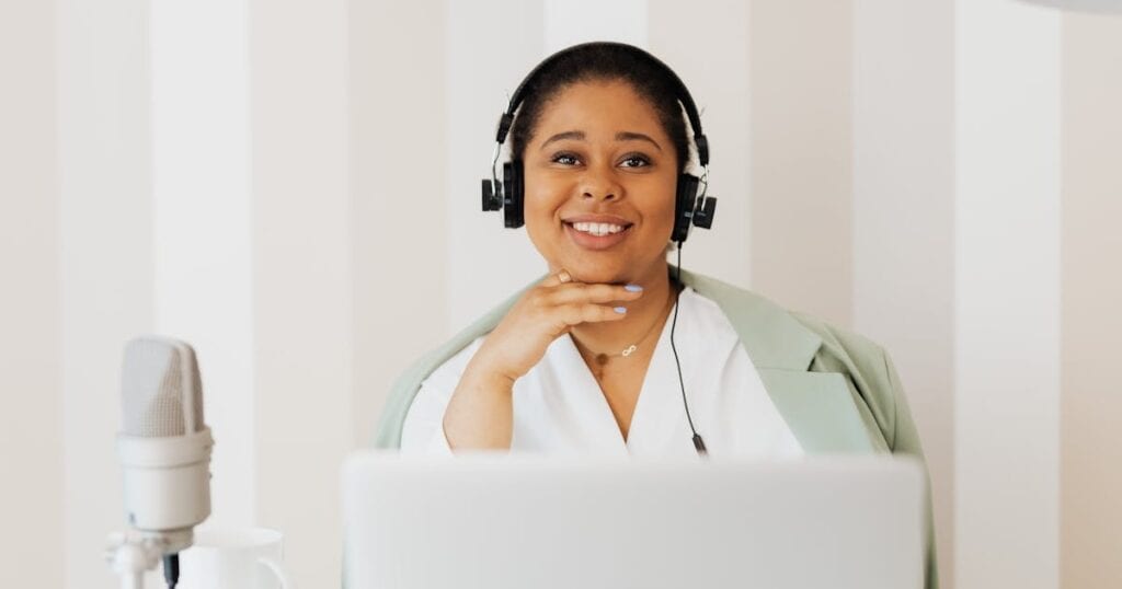 o que é ser empreendedor mulher usando headset
