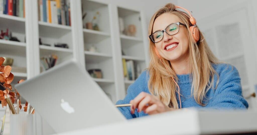 o que é ser empreendedor mulher usando o computador