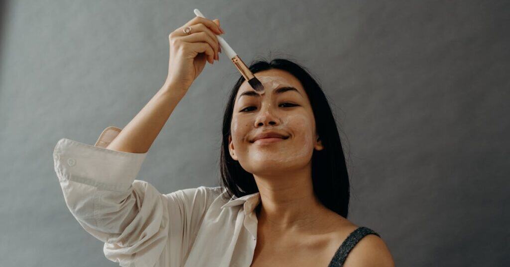 Franquia de cosméticos: como abrir e opções de sucesso franquia de cosméticos mulher espalhando creme no rosto