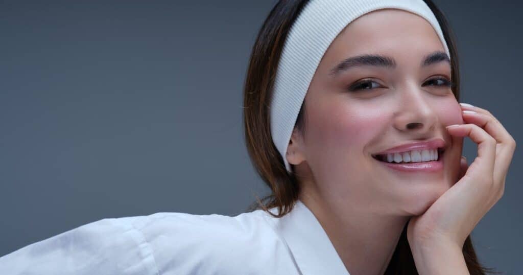 Franquia de cosméticos: como abrir e opções de sucesso franquia de cosméticos mulher sorridente
