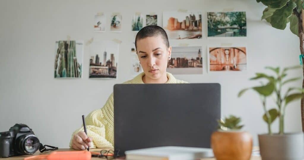 Aqui estão as melhores franquias para investir e ganhar dinheiro na sua cidade franquia de cosmeticos mulher usando notebook
