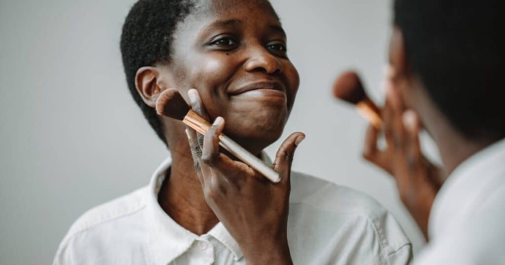 Franquia de cosméticos: como abrir e opções de sucesso franquia de cosméticos mulher usando pincel