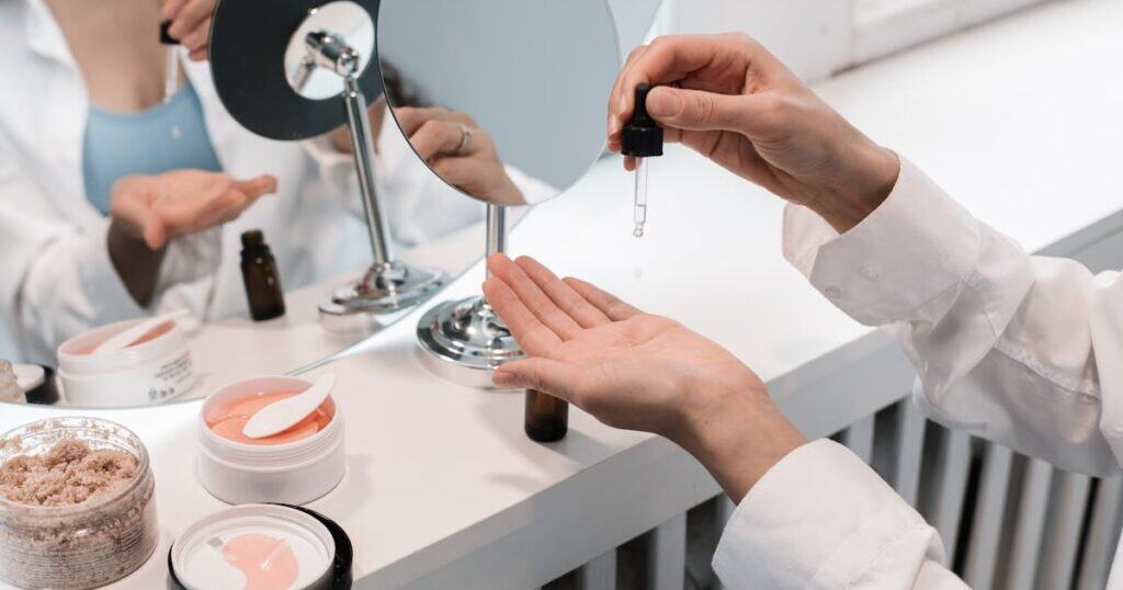 franquia de cosmeticos pessoa colocando produto nas maos