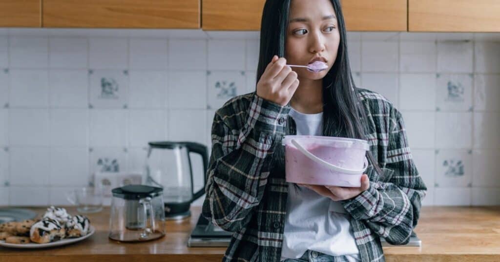 franquias de açaí mulher comendo sorvete