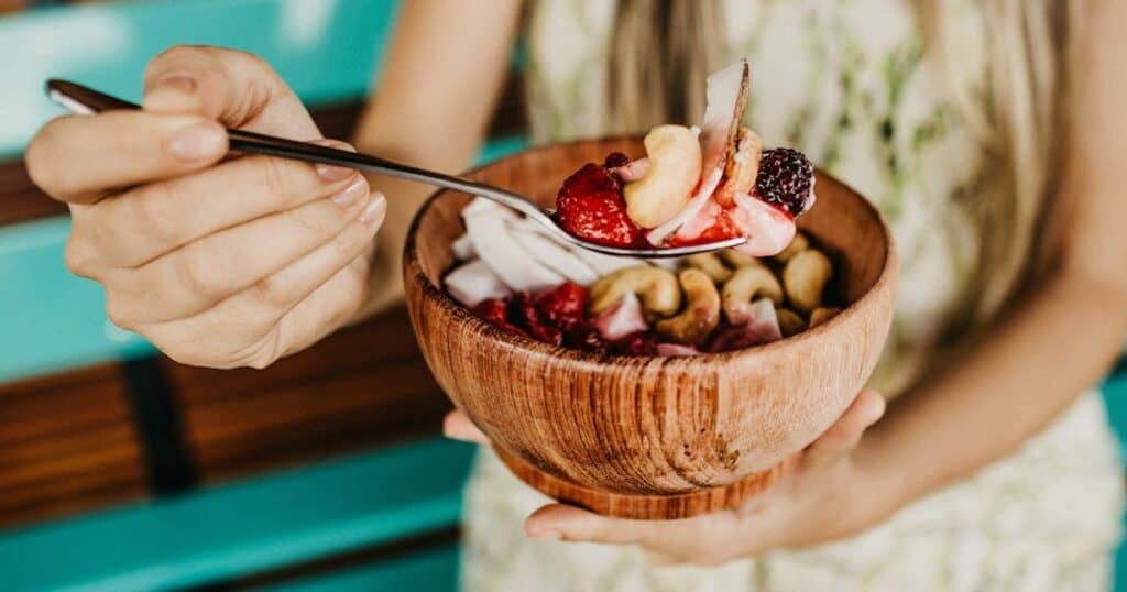 franquias de açaí mulher segurando tigela