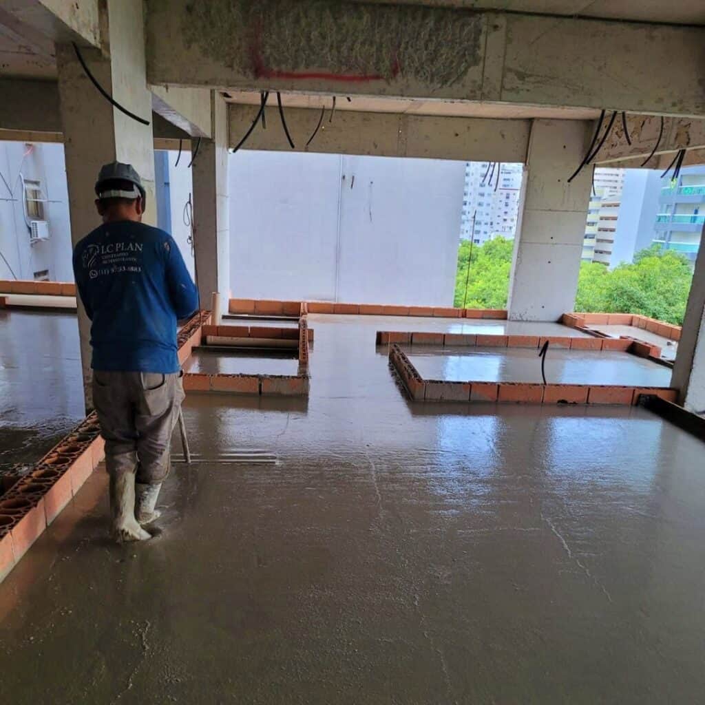 As 128 melhores franquias baratas em 2026 - veja a lista Trabalhador executando o contrapiso SuperNível.