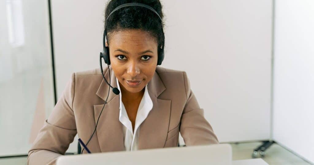 Aprenda a montar uma agência de viagens online AGORA MESMO! aprenda a montar uma agencia de viagens online mulher com headset