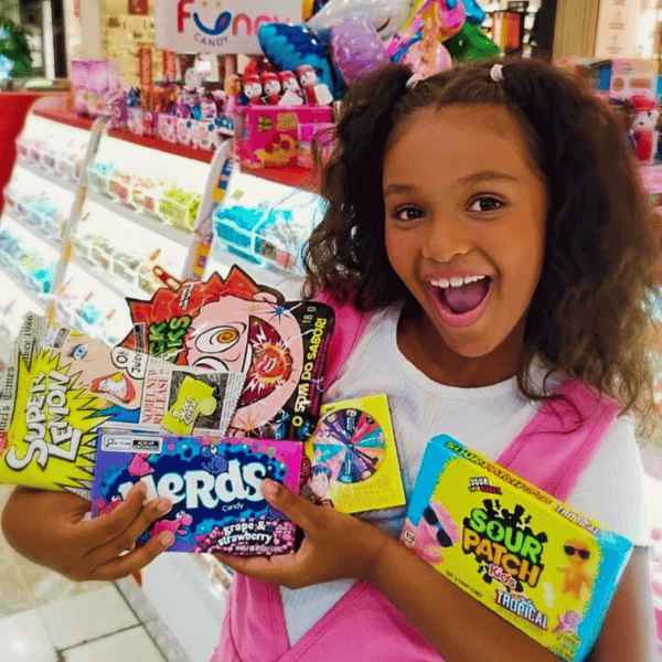 As 128 melhores franquias baratas em 2026 - veja a lista Menina sorrindo com embalagens de candies da Funny Candy.