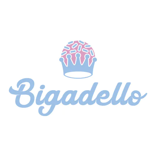 Logomarca da franquia Bigadello, em azul claro e rosa. Em cima da palavra "Bigadello" há a imagem de um brigadeiro com uma coroa.