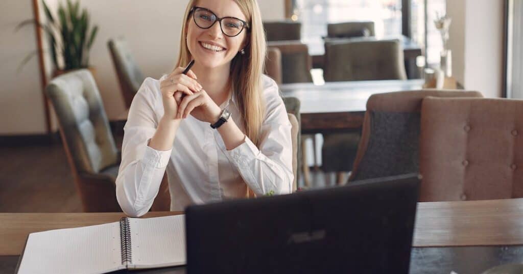 franquias com retorno rapido mulher sorridente