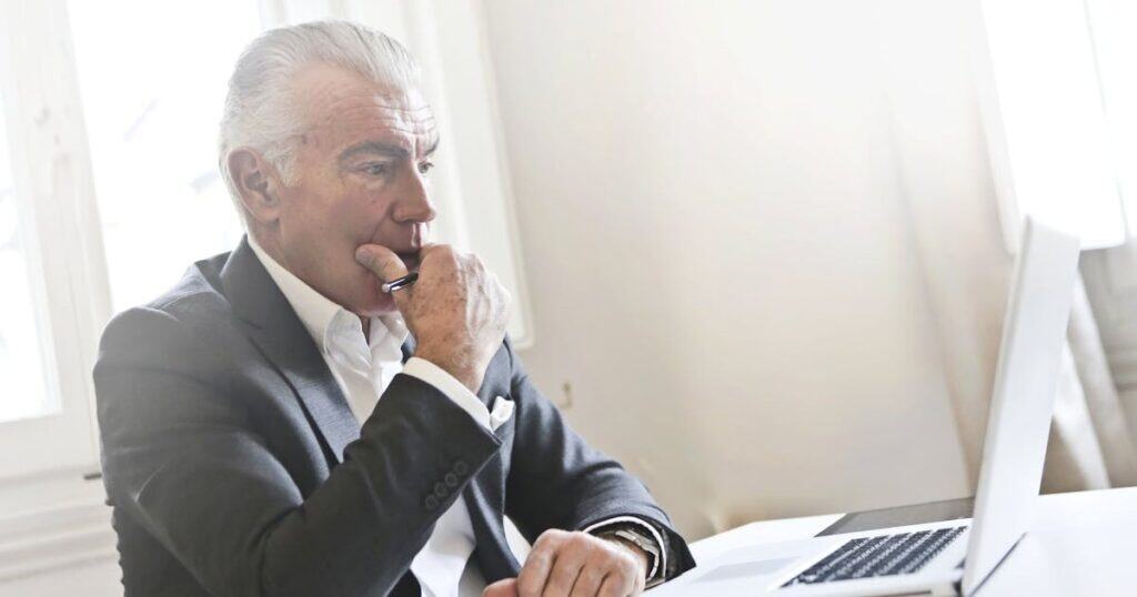 abrir franquia vale a pena homem pensativo