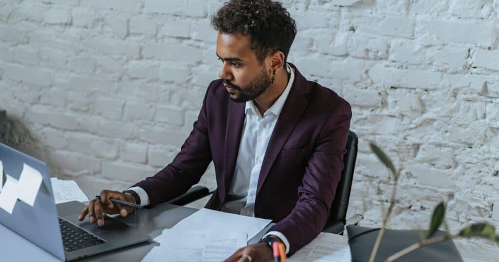 abrir franquia vale a pena homem usando o notebook