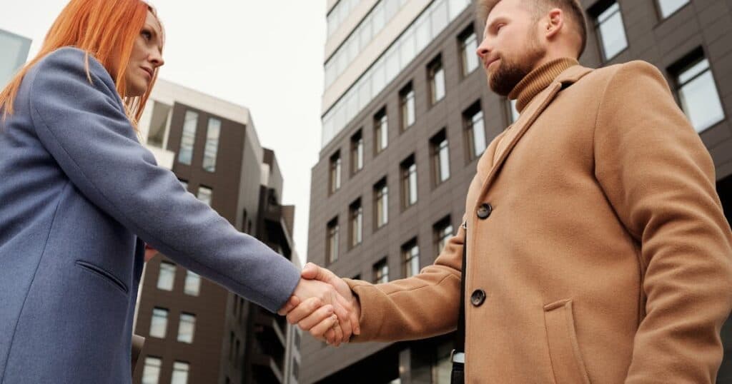 abrir franquia vale a pena mulher e homem apertando as mãos