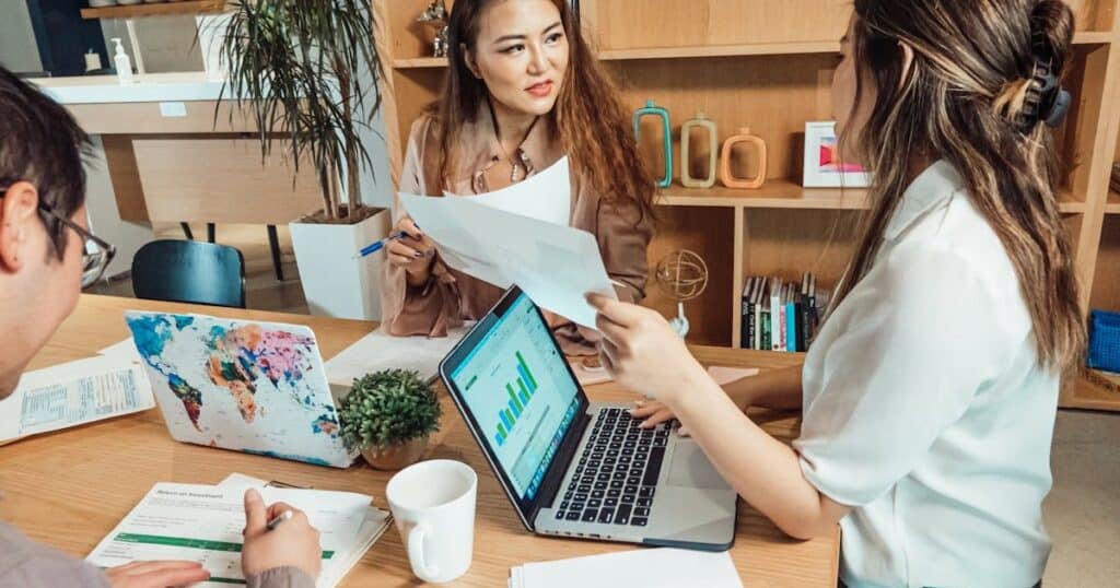 abrir franquia vale a pena mulheres conversando