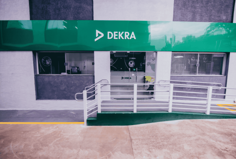 30 Franquias boas e baratas 2026: opções para você considerar abrir Unidade da franquia DEKRA mostra a fachada da loja.