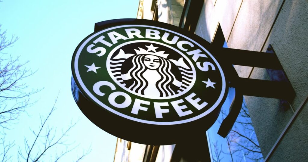 fachada franquia starbucks iluminada