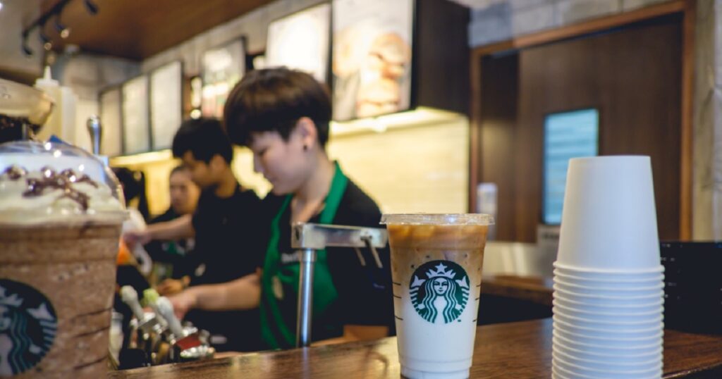 franquia starbucks cafe preparado por atendente