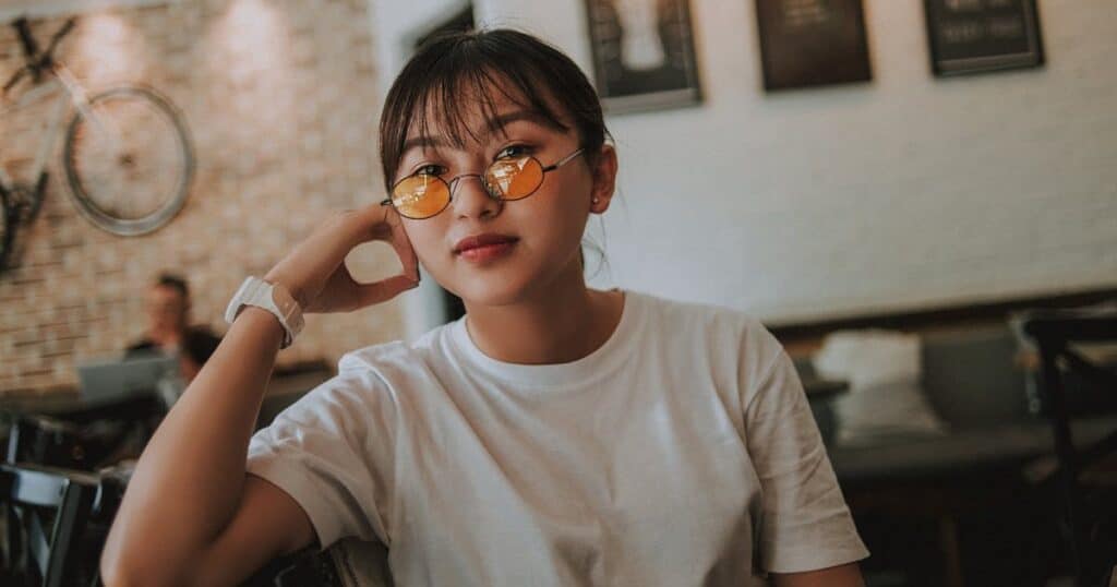 78 ideias de negócios para abrir com pouco dinheiro e lucrar rápido ideias de negócios com pouco dinheiro mulher com óculos