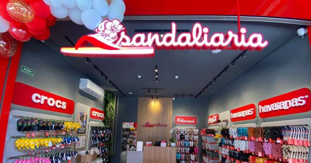 Franchising brasileiro fatura R$ 301,7 bilhões em 2025, cresce 10,5% e reforça franquias de limpeza, alimentação, moda e crédito como aposta segura sandaliaria franchising