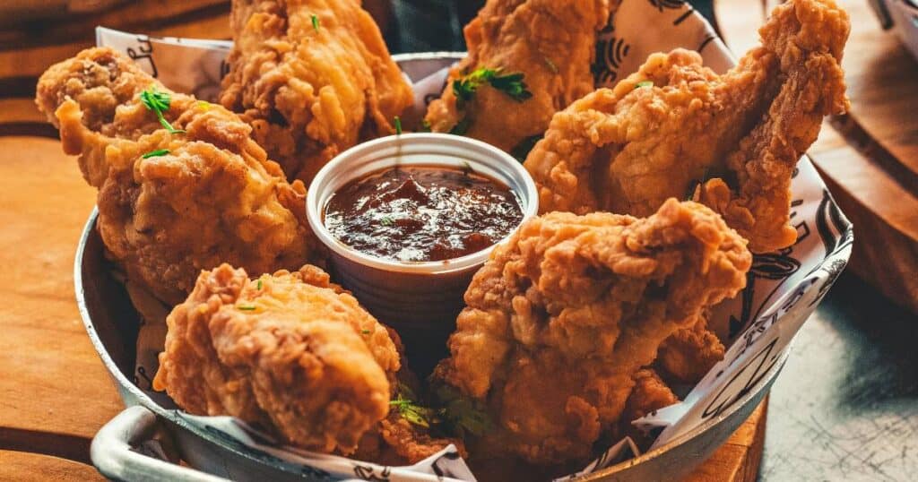 Franquia KFC: quanto custa se tornar um franqueado dessa marca? balde de frango