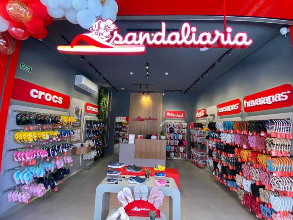 Sandaliaria transforma vendedoras em empresárias franquia de chinelo