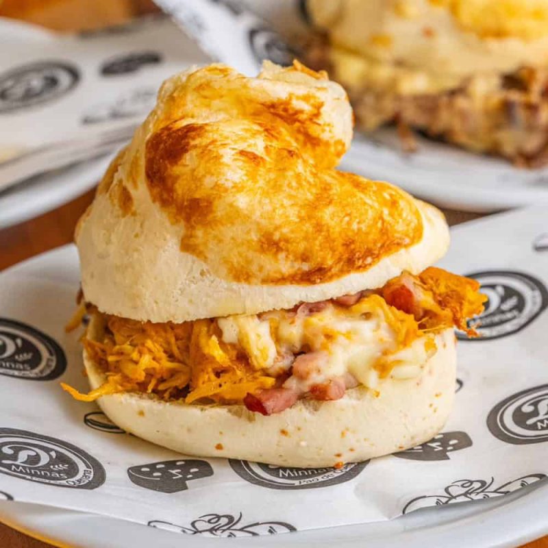 Pão de queijo D'Minnas recheado com frango.