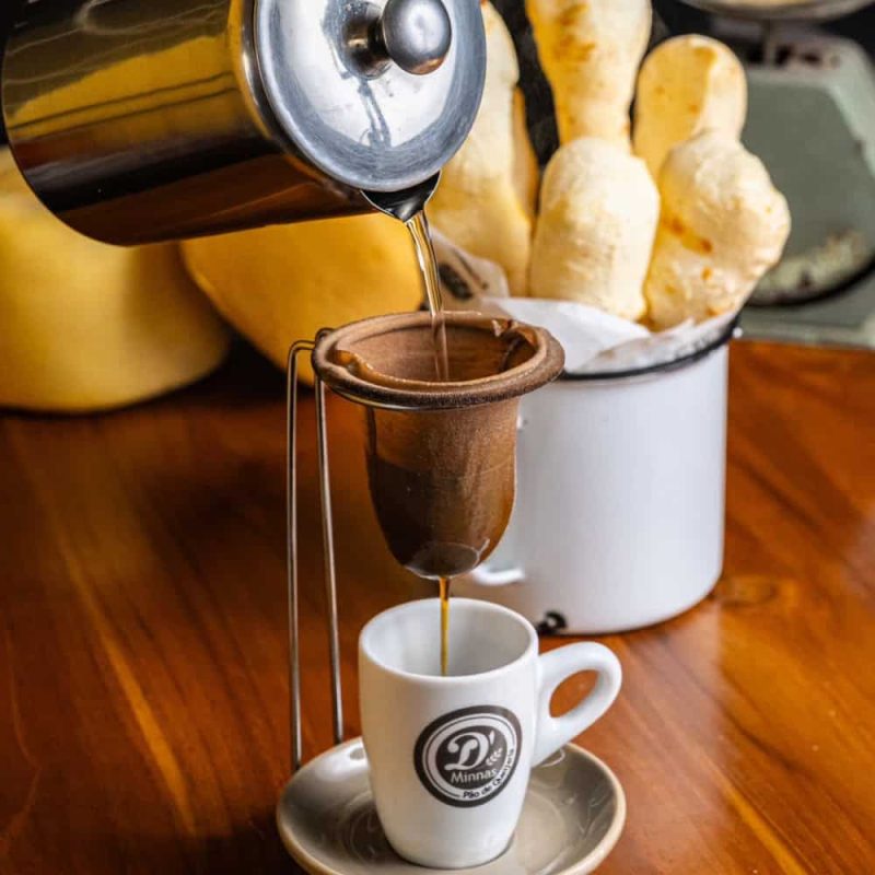 Café sendo coado direto na xícara da D'Minnas.