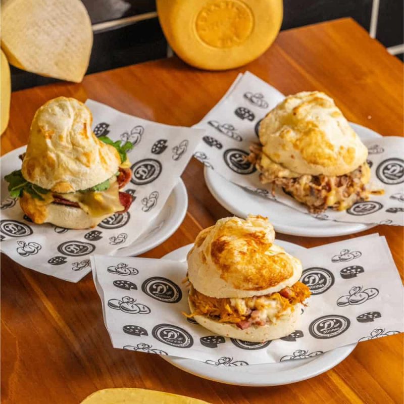 Opções de pão de queijo D'Minnas recheado.