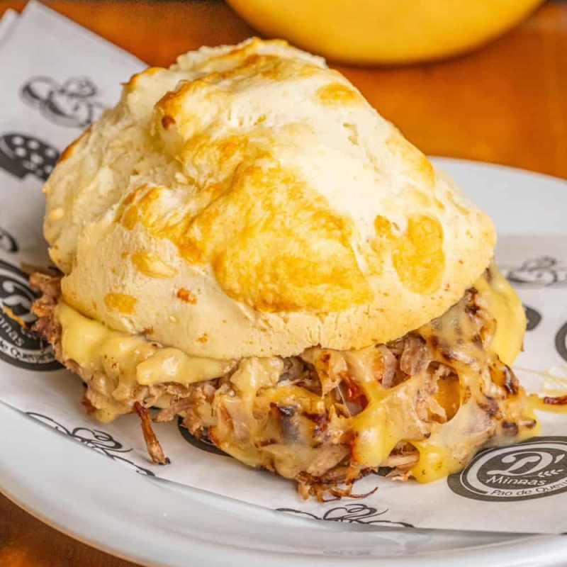 Pão de queijo D'Minnas recheado com pernil.