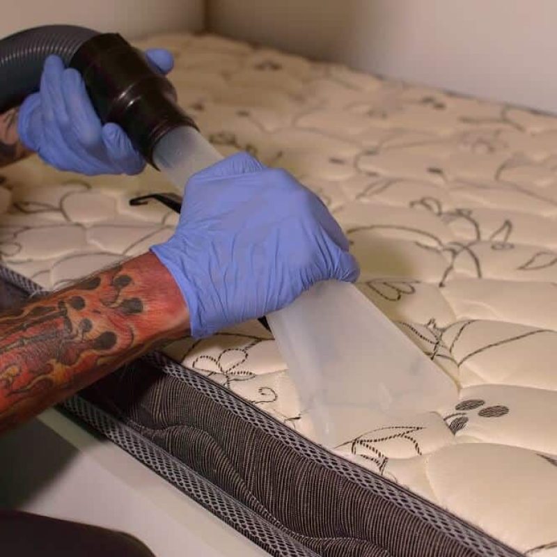 Homem fazendo a limpeza de colchão com método Acquazero