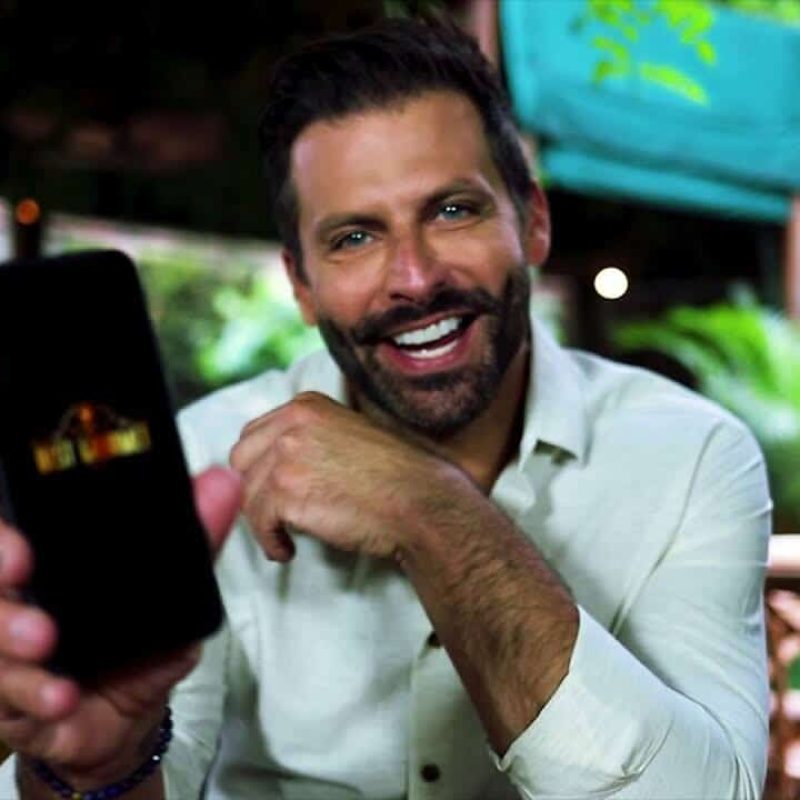 Henri Castelli com celular na mão fazendo propaganda da Best Gourmet.