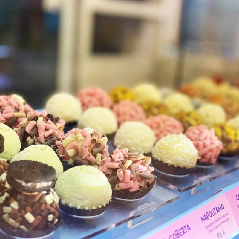Brigadeiros em um quiosque da franquia Bigadello.