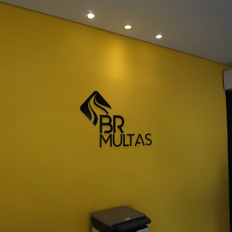 Unidade de franquia BR Multas, parede interna com logomarca. A cor amarela predomina na imagem, pois é a cor oficial da marca.