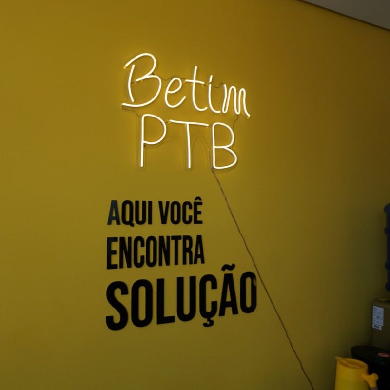 Unidade de franquia BR Multas, parede interna da loja. A cor amarela predomina na imagem, pois é a cor oficial da marca.