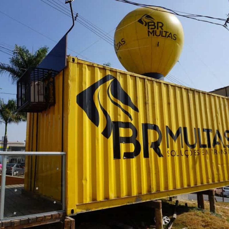 Unidade de franquia BR Multas, modelo container. A cor amarela predomina na imagem, pois é a cor oficial da marca.