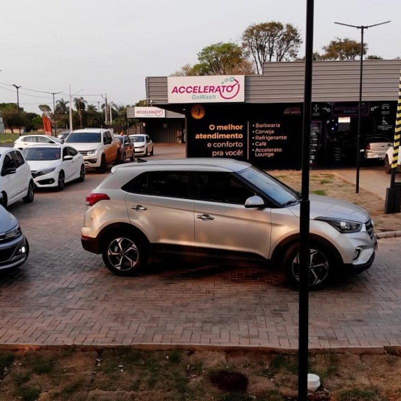 Carros em fila para serem lavados na franquia Accelerato GoWash.