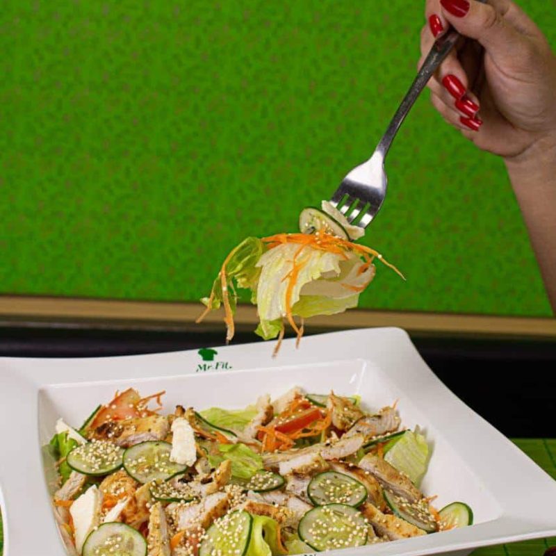Refeição de salada e frango da franquia Mr. Fit.