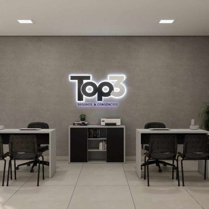 Unidade física da Top3 Seguros & Consórcios, parte interna com letreiro da marca na parede.