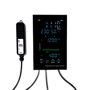 CO2-monitor en controller voor het meten en regelen van kooldioxideniveaus. Het apparaat heeft een helder digitaal display dat de CO2-concentratie in delen per miljoen (ppm) aangeeft, samen met temperatuur en luchtvochtigheid. Het beschikt over een externe sensor voor nauwkeurige metingen. De afmetingen zijn geschikt voor gebruik in kassen en andere gecontroleerde omgevingen. Het ontwerp is duurzaam en bevorderlijk voor milieuvriendelijke teeltpraktijken, met instelbare doelzones voor optimale plantengroei. Geschikt voor professionele tuinbouw en hobbykwekers.