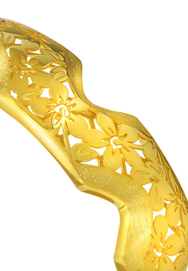 762x1100_0012_SP-YG1651B-1C_3 TOMEI Sri Puteri Heritage Floral Bangle, Yellow Gold 916