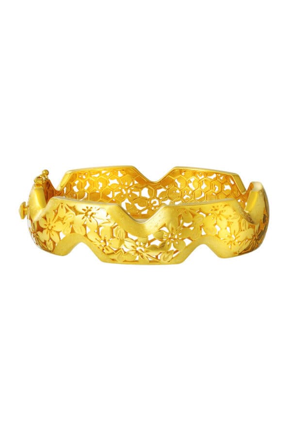 762x1100_0013_SP-YG1651B-1C_2 TOMEI Sri Puteri Heritage Floral Bangle, Yellow Gold 916