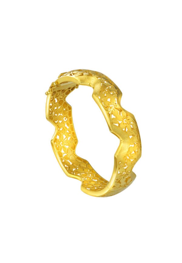 762x1100_0014_SP-YG1651B-1C TOMEI Sri Puteri Heritage Floral Bangle, Yellow Gold 916