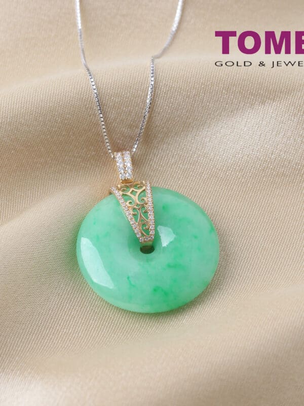 TOMEI The Soothing and Cool Jade Pendant, White/Yellow Gold 750