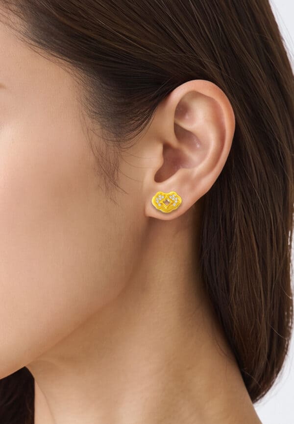 TOMEI Cloud Earrings with Diamond, Yellow Gold 999