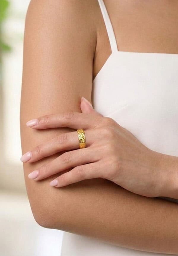1100x762px_22Jun_0018_RR3969-1C TOMEI Sparkling Ring, Yellow Gold 916/22K